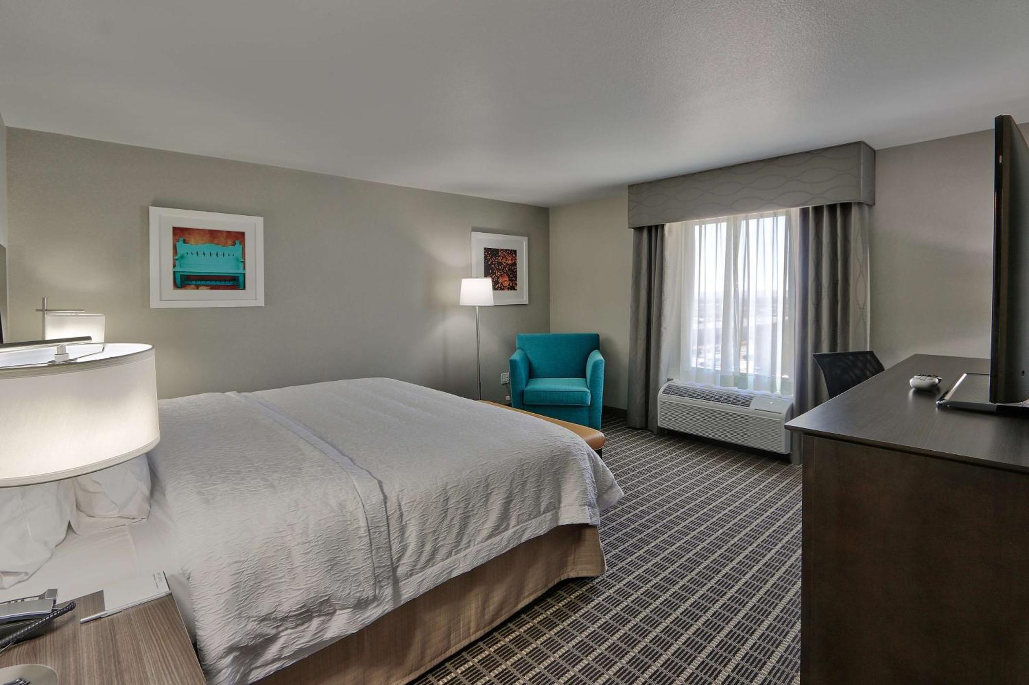 Hampton Inn & Suites Albuquerque Airport Exterior photo