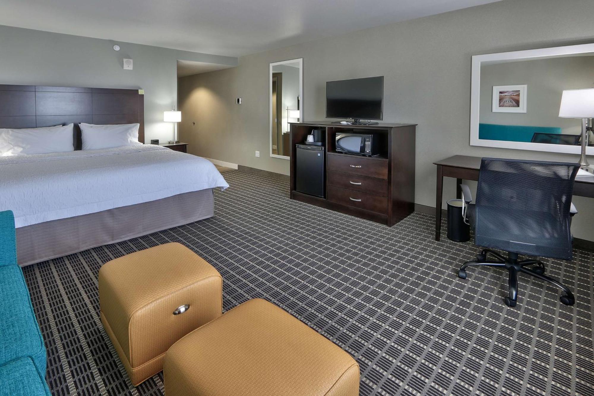 Hampton Inn & Suites Albuquerque Airport Exterior photo